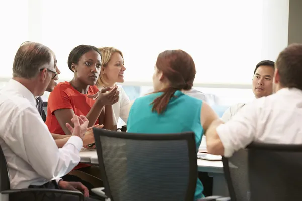 Gruppe von Geschäftsleuten trifft sich am Vorstandstisch — Stockfoto