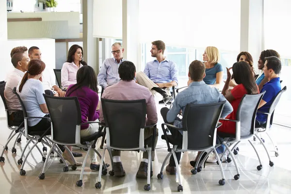 Multi-culturale ufficio personale seduta avendo riunione insieme — Foto Stock