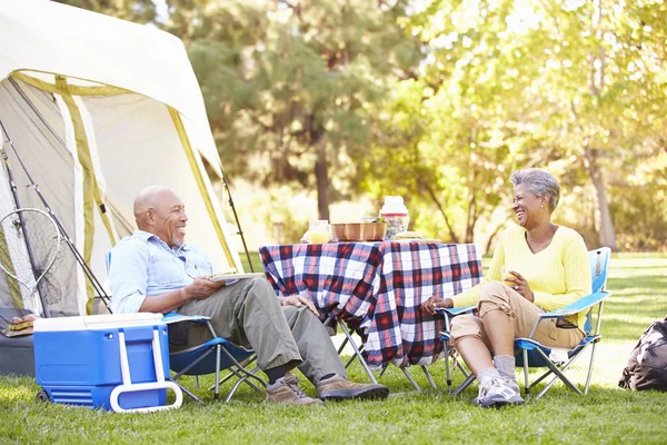 Couple sénior profitant de vacances en camping — Photo