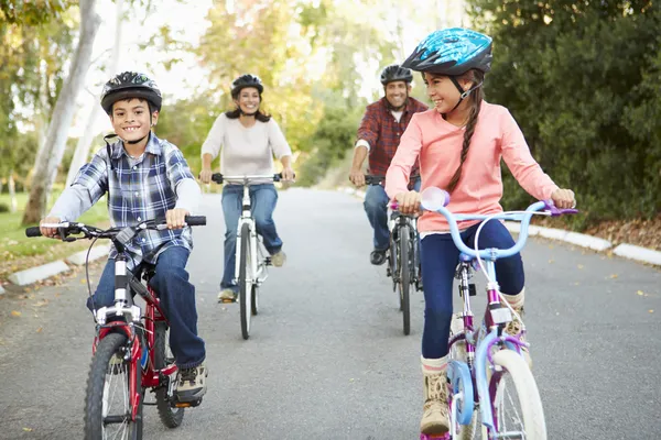 Famiglia ispanica in bicicletta in campagna — Foto Stock
