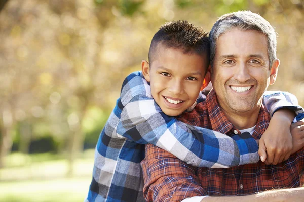 Porträt von Vater und Sohn auf dem Land — Stockfoto