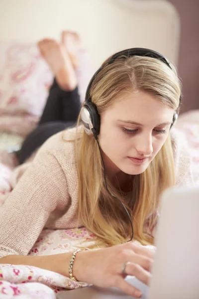 Teenage Girl Lying On Bed — Stock Photo, Image