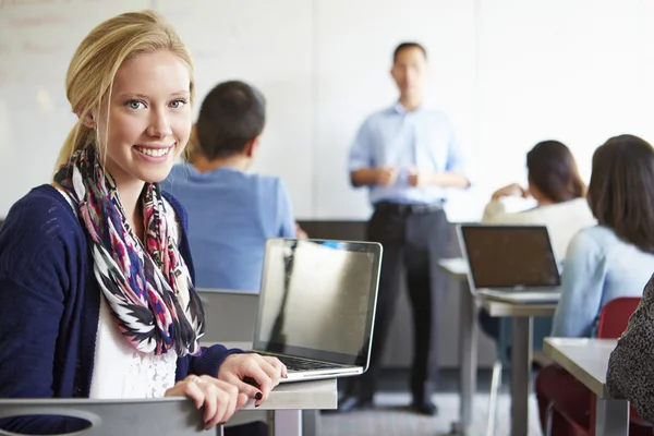 Estudante do ensino médio feminino Imagem De Stock