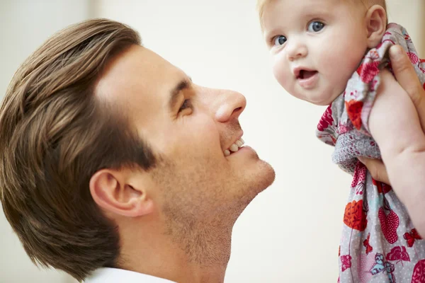 Close Up di padre holding bambino figlia — Foto Stock