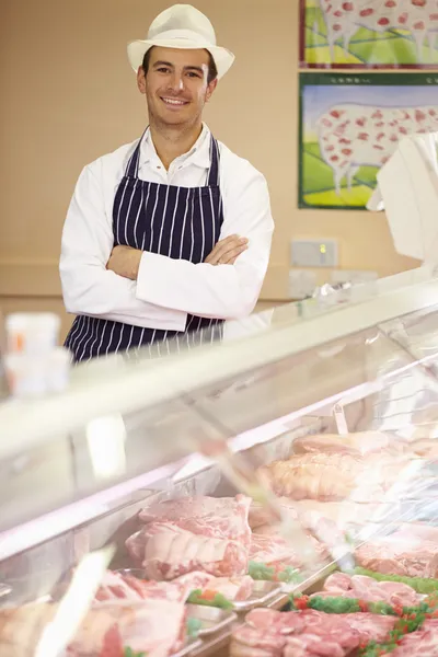 Slager op het werk in winkel — Stockfoto