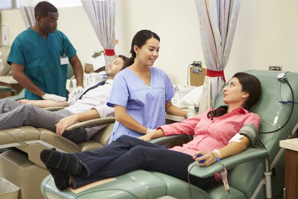Doadores de sangue fazendo doação no hospital — Fotografia de Stock