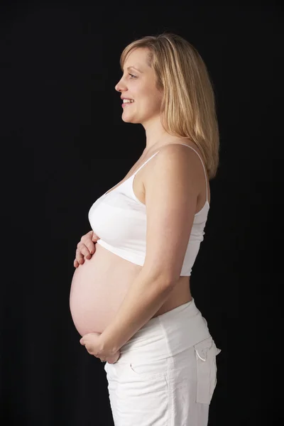 Donna incinta vestita di bianco — Foto Stock