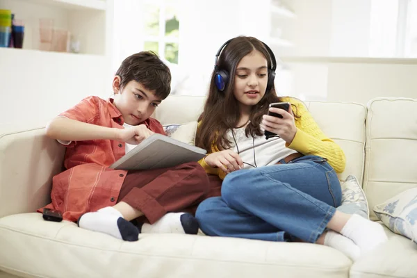 Дети играют с цифровым планшетом и MP3-плеером — стоковое фото