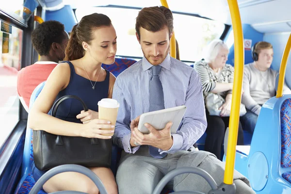 Geschäftsmann und Frau nutzen digitales Tablet im Bus — Stockfoto