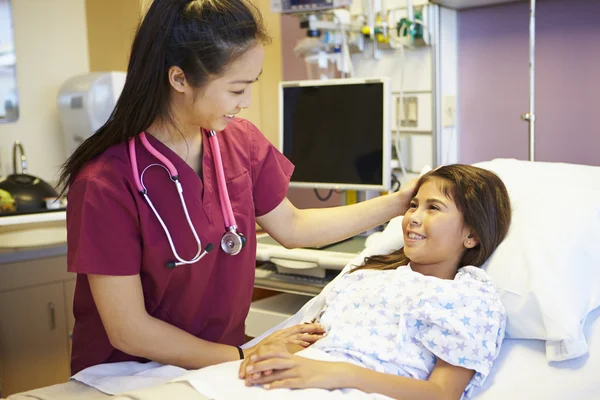 Jovencita hablando con enfermera en la habitación del hospital — Foto de Stock