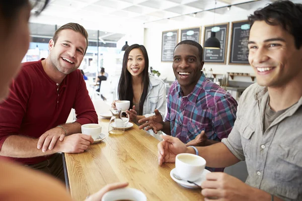 Grupp vänner möte på kafé — Stockfoto