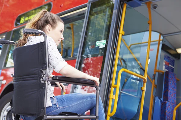 Behinderte Frau im Rollstuhl steigt in Bus ein — Stockfoto