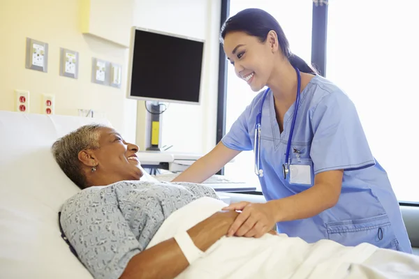 Enfermeira conversando com a mulher sênior no quarto do hospital — Fotografia de Stock