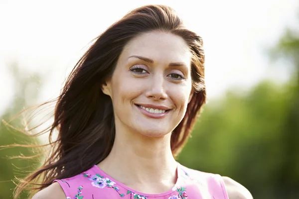 Portrait lächelnd hispanic Frau in Landschaft — Stock fotografie