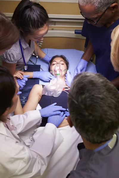 Medizinisches Team arbeitet an Patient in der Notaufnahme — Stockfoto