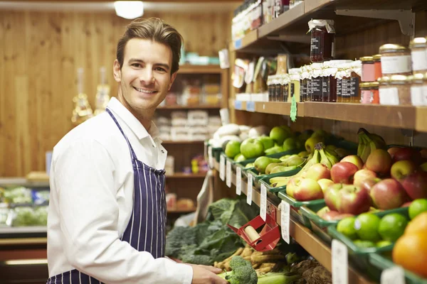 Asistente de ventas masculino en el mostrador de verduras de Farm Shop — Foto de Stock