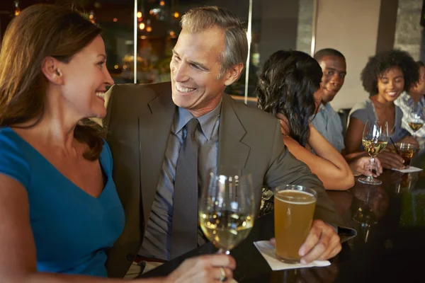 Pareja madura disfrutando de la bebida en el bar juntos —  Fotos de Stock