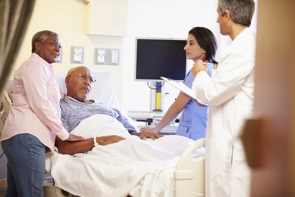 Riunione del team medico con la coppia anziana nella stanza d'ospedale — Foto Stock