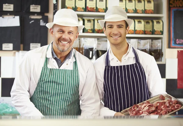 Twee slagers aan het werk in de winkel — Stockfoto