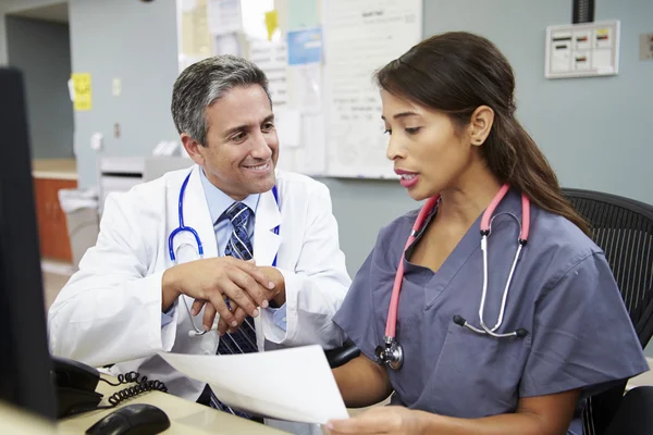 Médico con enfermera trabajando en el puesto de enfermeras —  Fotos de Stock