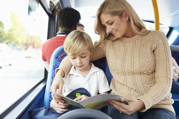 Mutter und Sohn gehen gemeinsam mit Bus zur Schule — Stockfoto