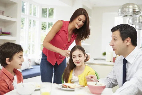 Familie ontbijten voordat man gaat aan het werk — Stockfoto