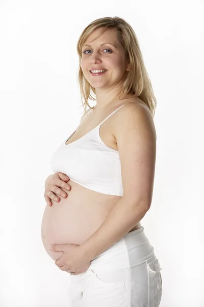Mulher grávida vestindo branco — Fotografia de Stock