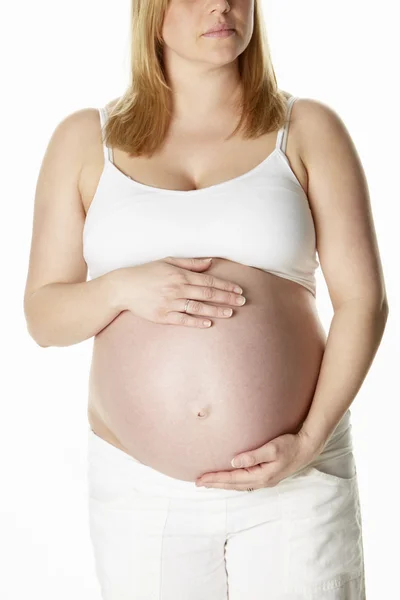 Primer plano estudio retrato de 8 meses embarazada mujer usando whit —  Fotos de Stock