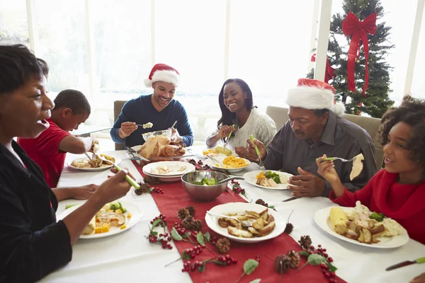 Familia multi generación disfrutando de la comida de Navidad en casa — Foto de Stock