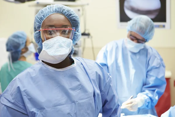 Portret chirurg pracuje w teatrze operacyjnym — Zdjęcie stockowe