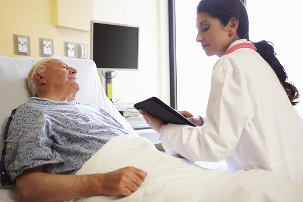 Médecin avec tablette numérique parlant au patient à l'hôpital — Photo