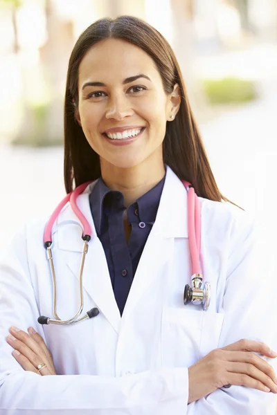 Ritratto medico femminile all'aperto — Foto Stock