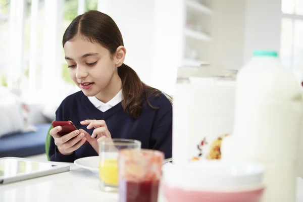 Школа девушка с цифровым планшетом и мобильный на завтрак — стоковое фото