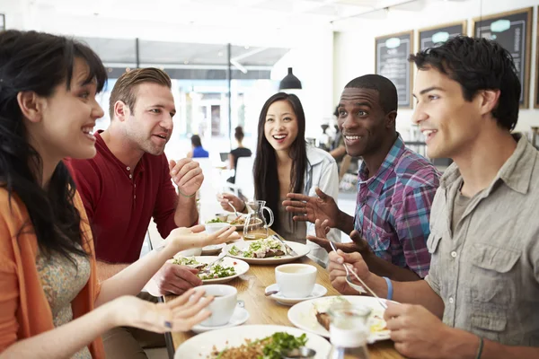 Groep vrienden ontmoeten voor de lunch in koffie winkel — Stockfoto