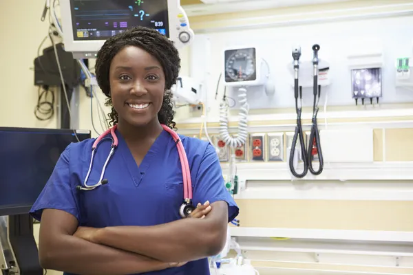 Portrait de femme infirmière en salle d'urgence — Photo