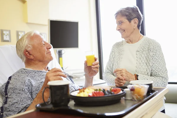 Senior Couple In Hospital Room As Male Patient Has Lunch — Stock Photo, Image