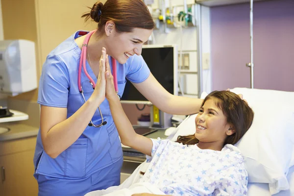 Jeune fille parlant à infirmière féminine dans la chambre d'hôpital — Photo