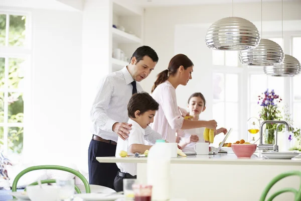 Family Helping to Clear Up After Breakfast — стоковое фото