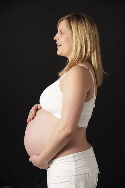 Mulher grávida vestindo branco — Fotografia de Stock