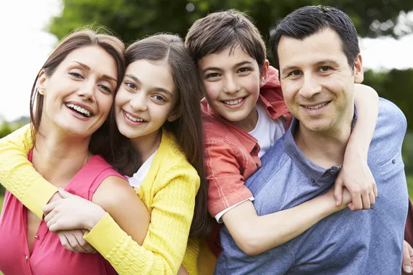 Portrait de famille hispanique à la campagne — Photo