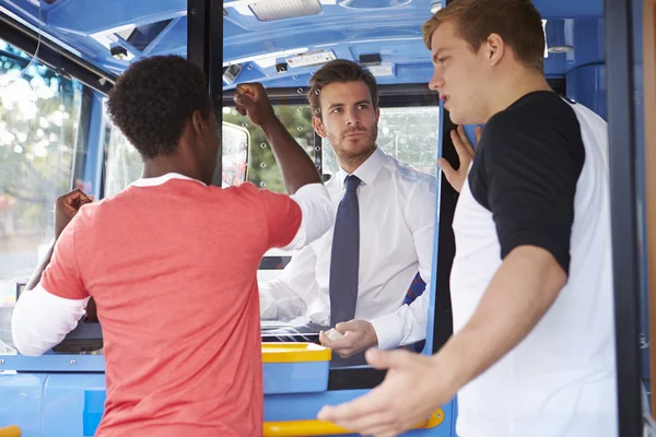 Passagerare argumentera med busschauffören — Stockfoto