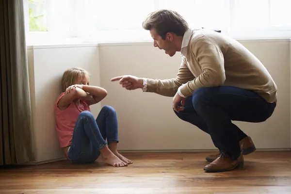 Отец кричит на молодую дочь — стоковое фото