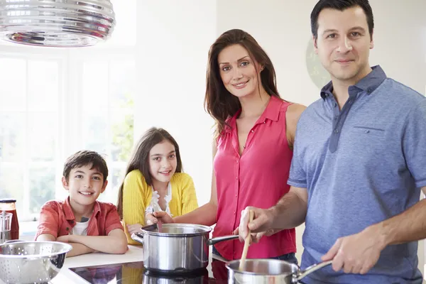 Família hispânica cozinhar refeição em casa juntos — Fotografia de Stock
