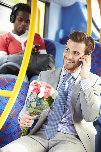 Man gå till datum på bussen håller blombukett — Stockfoto