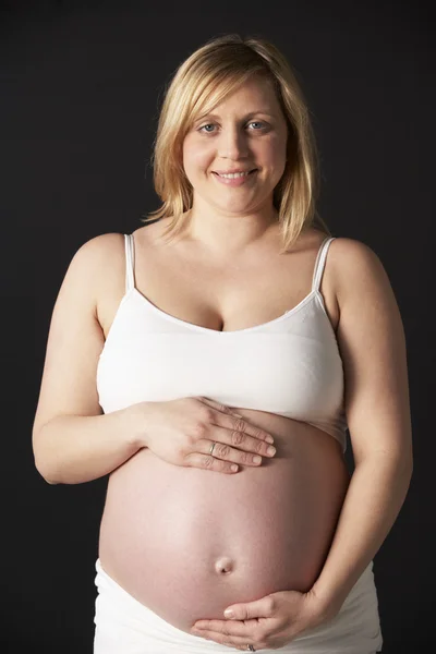 Donna incinta vestita di bianco — Foto Stock