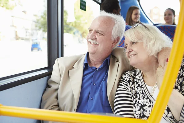 Пара пожилых людей наслаждается поездкой на автобусе — стоковое фото