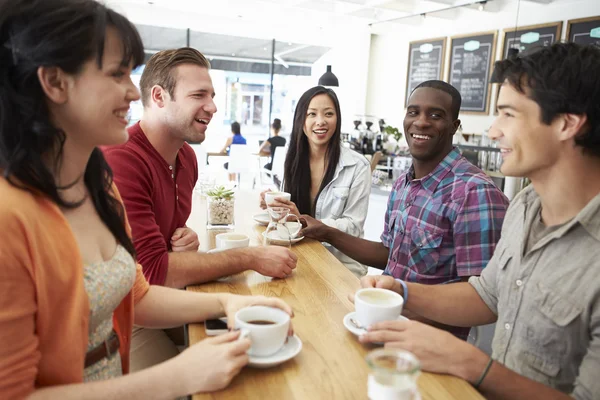 Grupp vänner möte på kafé — Stockfoto