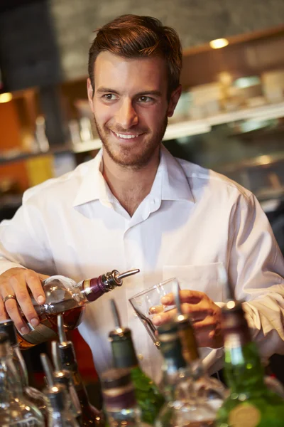 Barman podávající nápoje — Stock fotografie