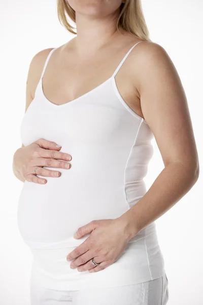 Närbild studio porträtt av 5 månader gravid kvinna som bär whit — Stockfoto