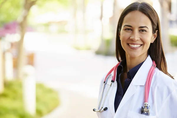 Retrato al aire libre médico femenino — Foto de Stock